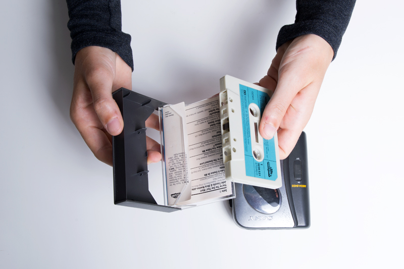 Anleitung - Eine Musikcassette in ein tragbares Abspielgerät einlegen - How to insert a music cassette into a portable player