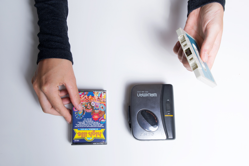 Anleitung - Eine Musikcassette in ein tragbares Abspielgerät einlegen - How to insert a music cassette into a portable player