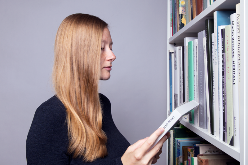 Ein Buch aus dem Regal nehmen / How to take a book off the shelf