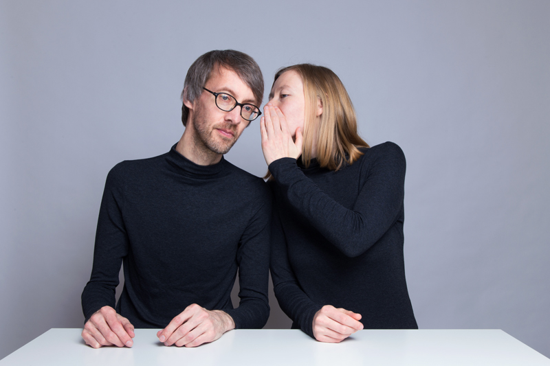 Anleitung - Jemandem etwas ins Ohr flüstern - How to whisper something in someone's ear