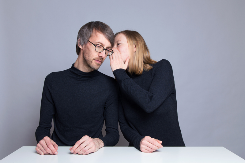 Anleitung - Jemandem etwas ins Ohr flüstern - How to whisper something in someone's ear